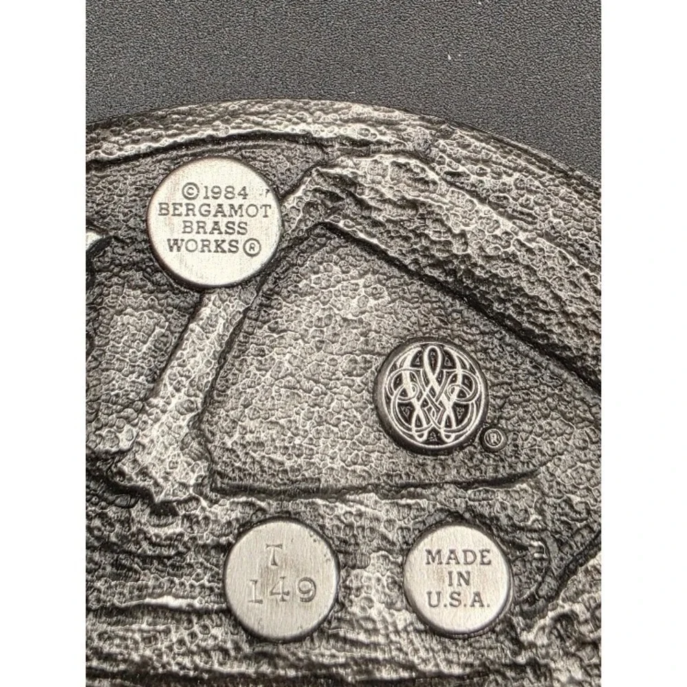 VTG Belt Buckle BARN 1984 Bergamot Brass Works Pewter Farming T 149‎ USA Farmer